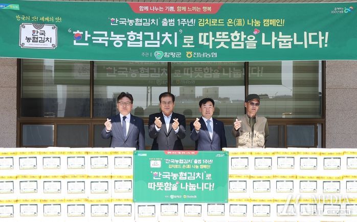 왼쪽부터 이광재 NH농협 함평군지부장, 이상익 함평군수, 박종탁 농협중앙회 전남본부장