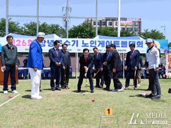 성낙인 창녕군수가 게이트볼을 치고 있다.
