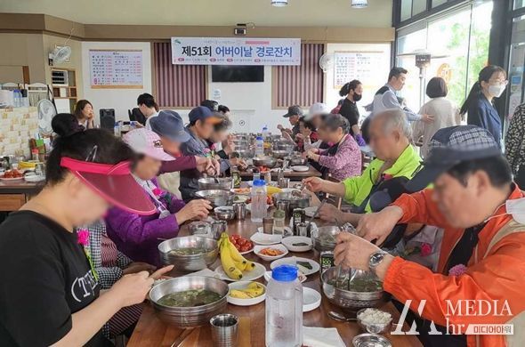 은평구 신사1동은 제51회 어버이날을 맞아 지난 4일 효면옥 식당에서 어버이날 기념 경로잔치를 개최했다.