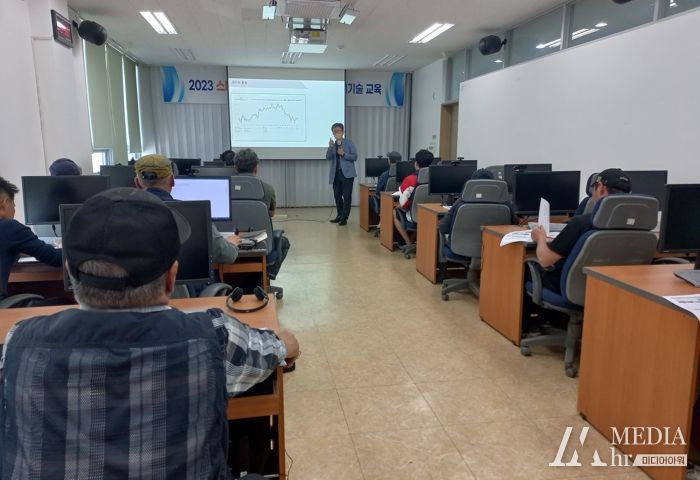 스마트강소농 스타트단계 재배기술 교육을 하고 있다.