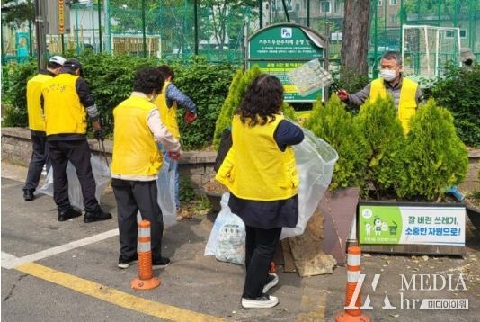 수원시 우만1동, '행락철 대비 일제 환경정비' 실시