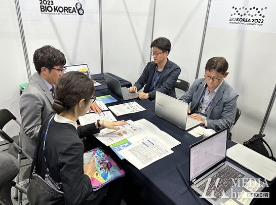 케이메디허브(사진 오른쪽) 부스에서 후지필름사(사진 왼쪽)의 미팅 모습