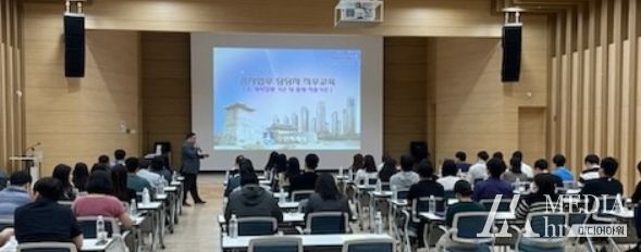 수원시가 대강당에서 공사업무 담당자를 대상으로 직무교육을 하고 있다.