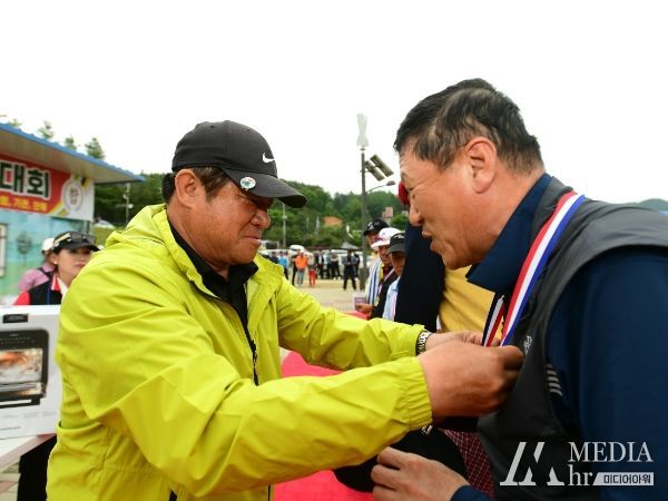 지난 13일 하남면 용암리 파크골프장에서 열린 제3회 화천군 파크골프협회장기 대회에서 송호관 군체육회장이 입상자에게 메달을 걸어주고 있다.