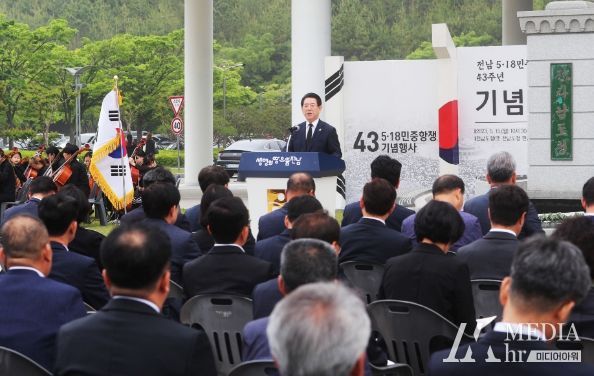 김영록 전라남도지사가 15일 오전 전남도청 앞 광장에서 오월의 정신을, 오늘의 정의로!란 주제로 열린 ‘전남 5·18민중항쟁 43주년 기념식’ 에서 추념사를 하고 있다.