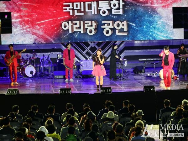 지난해 제64회 밀양아리랑 대축제에서 국민대통합아리랑이 진행되고 있다.