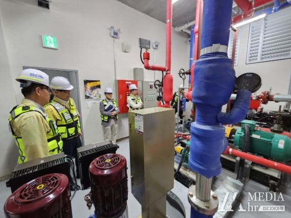 김성규 밀양시 부시장이 ‘2023년 국가안전대전환 집중안전점검’ 기간을 맞아 의열체험관에서 합동점검을 하고 있다.