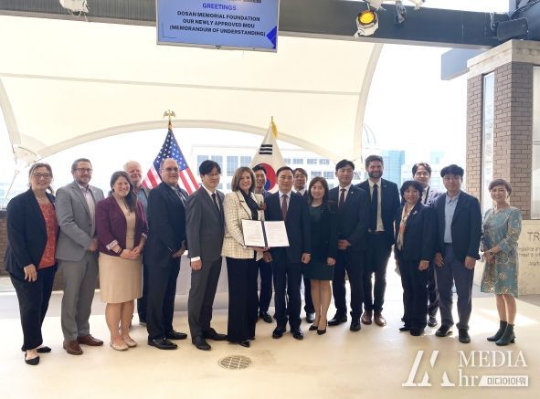 15일 강남구 대표단(구청장 조성명)이 리버사이드 시청에서 리버사이드 시장 및 시의원을 비롯한 시 관계자, 미주도산안창호기념사업회 관계자들과 기념촬영을 하고 있다.