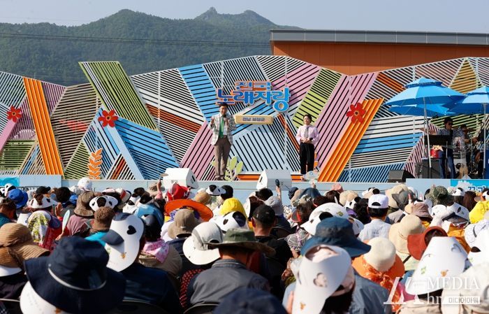 김철우 보성군수, 김신영 MC가 무대에 올라 있다.