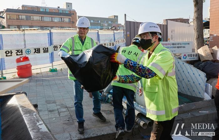 박경귀 시장 쓰레기 수거 현장 체험 장면