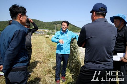 강진원 군수가 조사료 수확 현장을 방문하여 작업농가 격려 및 양질 조사료 생산을 당부하고 현장의 목소리를 청취하고 있다.