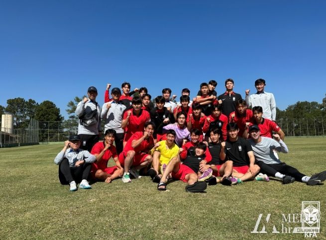브라질 프로축구 팔메이라스의 U-20 팀과 연습경기를 마친 후 기념촬영하는 남자 U-20 대표팀.