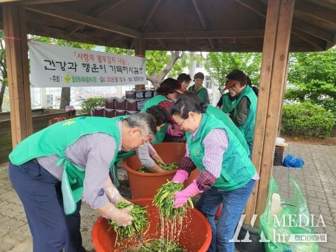 여수시 월호동 새마을부녀회는 지난 17일 주민센터 주차장에서 새마을부녀회원, 주민센터 직원 등 20여 명과 ‘사랑의 열무김치 나누기’ 행사를 진행했다.