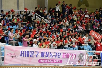 올해 3월 29일 창단한 서대문구청 여자농구단이 20일 오후 경북 김천 실내체육관에서 열린 ‘2023 전국실업농구연맹전’에서 공식 데뷔전을 치른 가운데 많은 관중들이 열띤 응원을 펼치고 있다.