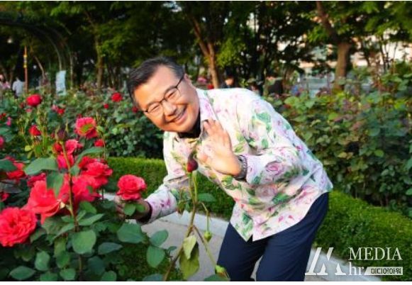 2023 서울장미축제 현장을 찾은 류경기 구청장이 활짝 핀 장미 앞에서 기념 사진을 남기고 있다.