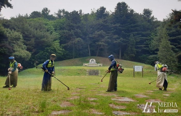 천안시 사적관리소가 지난 22일 유관순 열사의 초혼묘와 사적지 내 제초작업을 실시하고 있다.