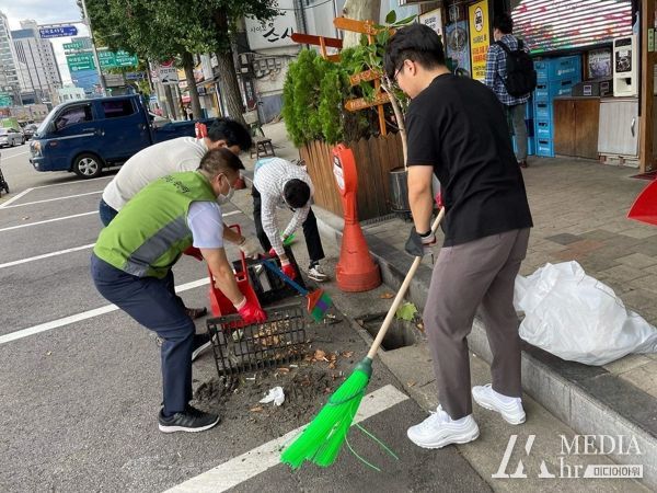 지난해 5월 용산구 청파동 일대에서 클린데이에 참여한 주민센터 직원과 주민이 빗물받이를 털어냈다