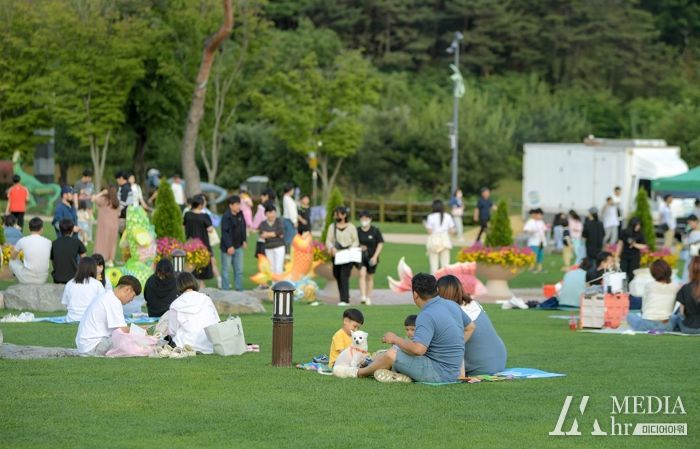 지난 21일 열린 2023 순천 연등회를 즐기는 시민들