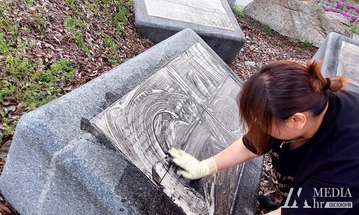 궁장현전적탑 환경정리 중인 '다온차오름협동조합'