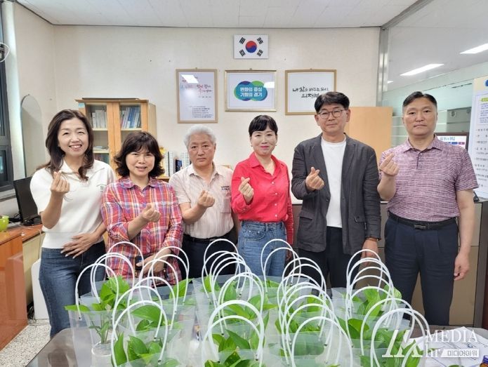 의정부시 송산2동 지사협 홀몸 어르신 힐링사업 '함께 만드는 반려식물' 전달