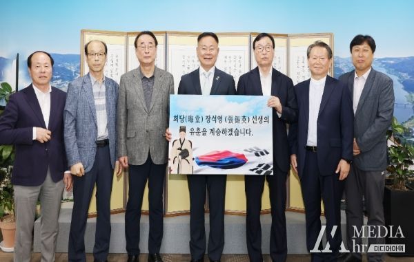인동장씨 남산파 문중이 5일 독립운동가 회당 장석영 선생의 희생과 헌신을 알린 김재욱 칠곡군수에게 감사 인사를 전했다.