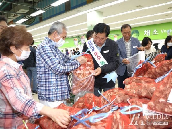 5일 농협 하나로마트 창동점에서 판촉 행사에 나선 가세로 군수 및 농협·향우회 관계자들 모습.