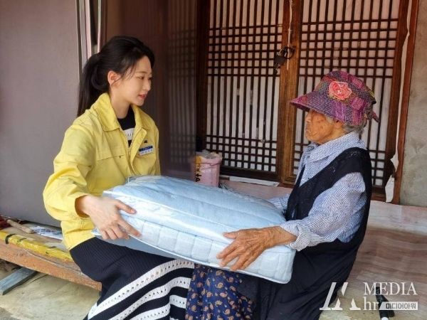옥천군, 폭염 대비 취약계층 90가구에 냉방용품 전달