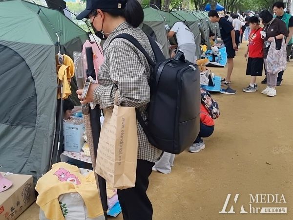 지난달 27일 수성못 남측 산책로에서 열린 수성 벼룩시장에서 많은 시민들이 물건을 보고 있다.