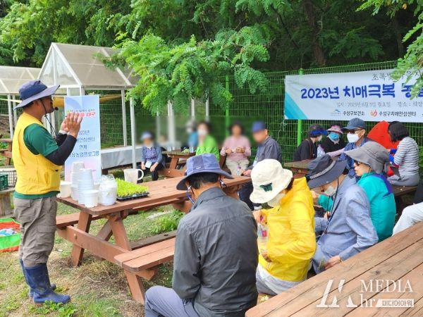 지난 5일 치매 어르신과 가족들이 ‘2023년 상반기 치매 극복 농림 치유 힐링 프로그램’에 참여하고 있다.