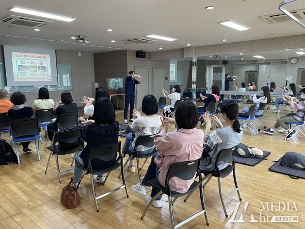 성북구 동선보건지소와 장위석관보건지소에서 구민을 대상으로 심폐소생술 교육이 진행되고 있다.