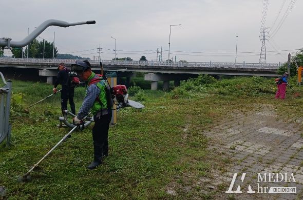 증포동통장단협의회, 도로변 예초작업 실시
