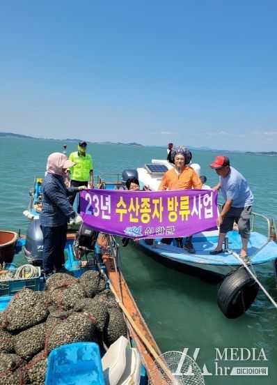 지난 6월 8일(목) 신안군 지도읍 선도지선(어촌계장 김영민)에서 어촌계원들과 함께 바지락 3.3톤을 살포하고 있다.