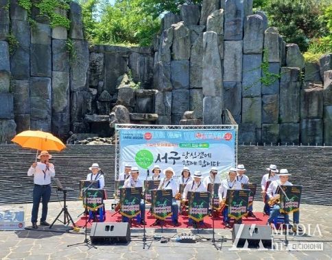 지난 5월 광주 서구 도심 속 문화예술 축제 당시 한국 색소폰협회 광주광역시 지회 공연 모습.