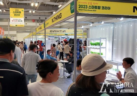 함평군 귀농귀촌인들이 ‘2023 스마트팜 코리아’ 박람회를 견학하고 있다