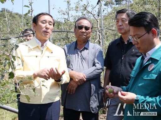 김인중 농림축산식품부 차관, 충주시 우박피해 현장 방문