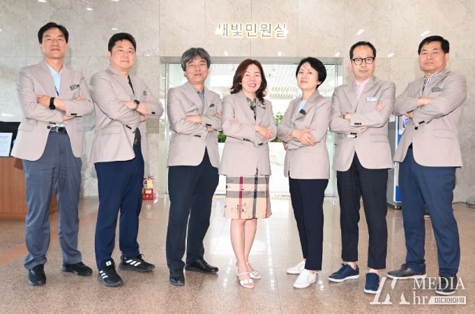 수원시 새빛민원실에서 원스톱서비스를 제공하고 있는 베테랑 팀장들이 기념촬영을 하고 있다.