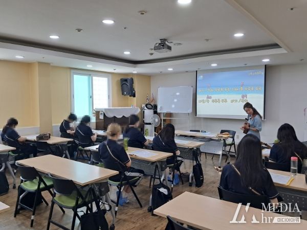 늘사랑청소년센터 입소 아동들이 음악 수업에서 우쿨렐레를 배우고 있다