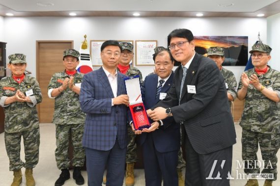 신상진 성남시장, 대한민국 상이군경회서 감사패 받아