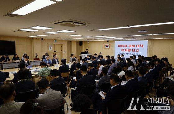 이현재 하남시장 주재로 20일 ‘여름철 풍수해・폭염 대책회의’를 갖고 취약계층 관리 방안, 각 종 방재시설 점검 등 자연재난 대응계획 및 부서별 중점 추진상황, 협업사항에 대해 전반적으로 사전 점검하고 있다.