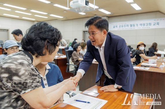 20일 열린 골목 공유주차활동가 역량강화 교육에서 박강수 구청장이 교육에 참석한 활동가와 인사를 하고 있다.