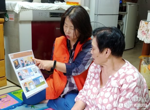 보건소 관계자가 주민에게 폭염 대응 방법을 안내하고 있다.