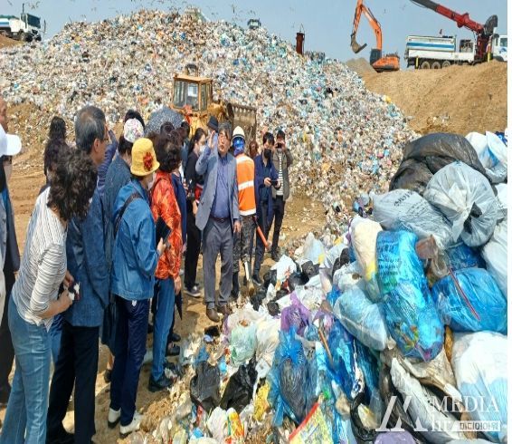 쓰레기가 매립되는 과정을 보고 있다