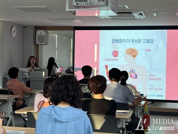 지난 16일(금) ‘퇴근 길 건강 한 끼’에 참석한 주민들이 대사증후군과 관련된 교육을 듣고 있다.