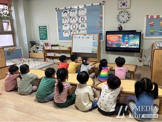 도봉구 국공립어린이집 원생들이 영상 도서를 시청하고 있다