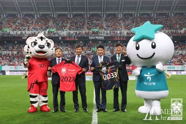 10년 계약 연장 특별 유니폼 촬영을 진행하는 대한축구협회 김정배 부회장, 정몽규 회장과 하나금융그룹 함영주 회장, 이승열 하나은행 은행장(왼쪽부터).