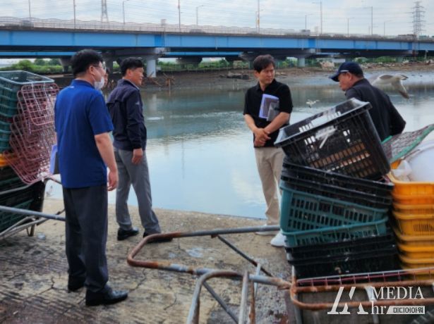 붕괴위험 소래포구 물양장 제방 긴급 점검하는 박종효 남동구청장