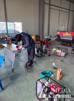 농기계임대사업소에서 여름철 자연재해에 대비해 읍면동에서 보관 중인 양수기를 사전점검하고 있다.