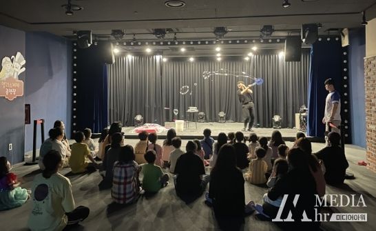 포항시 드림스타트는 23일 드림스타트 아동 및 양육자들과 함께 양덕동의 대형 키즈카페를 방문해 체험활동을 진행했다.