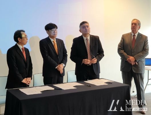 한-우루과이 농업기술 협력 MOU 체결식(왼쪽에서 두 번째가 조재호 농촌진흥청장)