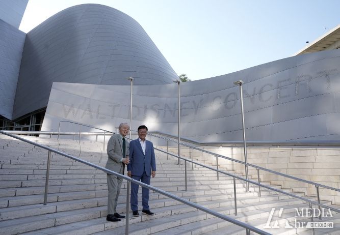 LA 디즈니 콘서트홀 앞에서 신상진 성남시장과(오른쪽) 금난새 성남시립교향악단 총감독(왼쪽)이 기념촬영하고 있다